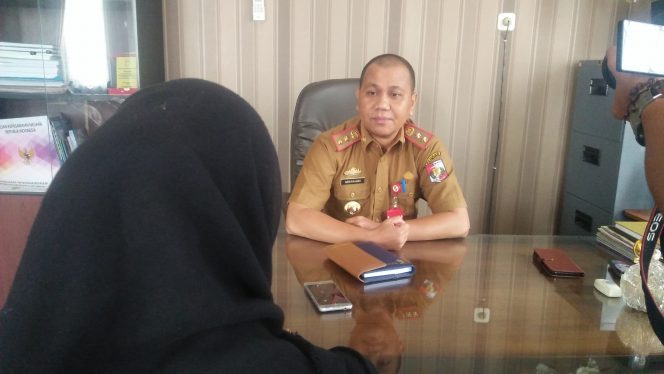 
 Foto RIA
Caption : Kepala BKPSDM Lampura Abdurahman saat diwawancarai terkait seleksi CPNS, Senin (27/1).