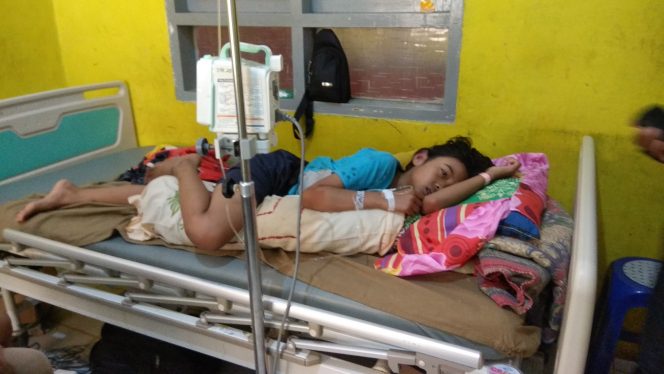 
 Foto Pranata Riano
Caption : Aryarahma (10), salah satu pasien DBD,  warga Desa Gunung Besar, Kecamatan Abung Tengah hanya dapat terbaring lemah diruang anak Rumah Sakit Ryacudu Kotabumi. 