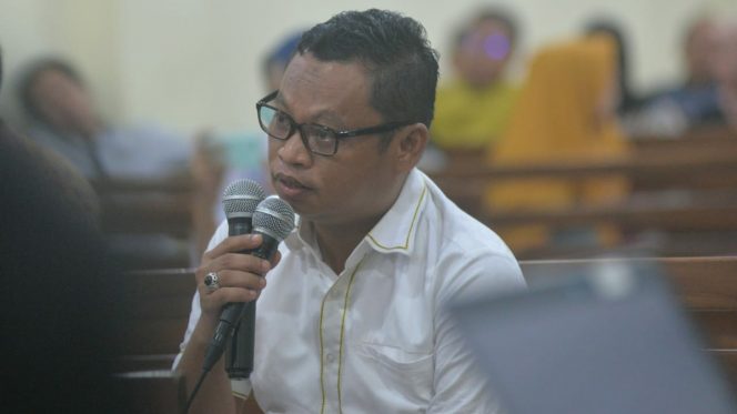 
 Foto RNN
Caption : Kepala BPKAD Desyadi menjadi saksi pada sidang lanjutan perkara suap fee proyek di Lampung Utara (Lampura) dengan terdakwa Hendra Wijaya di Pengadilan Negeri Kelas 1A Tanjungkarang, Senin (27/1). 
