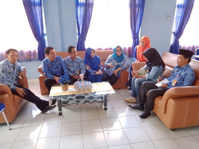 
 Foto RIA
Caption Dinsos : Sekretaris Dinsos Lampura Adila Indriyani, didampingi para Kabid dan Kasinya saat diwawancarai Radar Kotabumi terkait graduasi mandiri KPM PKH.
