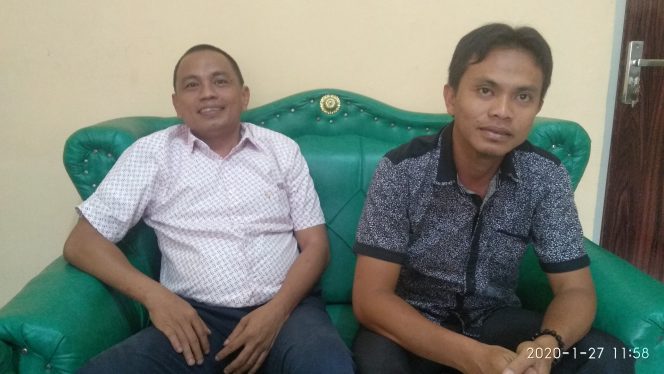 
 Foto Ferdani
Caption : Ketua KPU Lampura Aprizal Ria (kiri) di dampingi Komisioner KPU Yansen Atik, saat dikonfirmasi terkait pemanggilan dirinya oleh lembaga KPK RI beberapa waktu lalu, foto dibidik Senin (27/1).