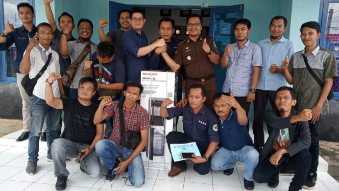 
 Foto : Documen PWI Lampura
Caption : Pengurus PWI Lampura berfose bersama jajaran Kejari setempat, Selasa (21/1).
