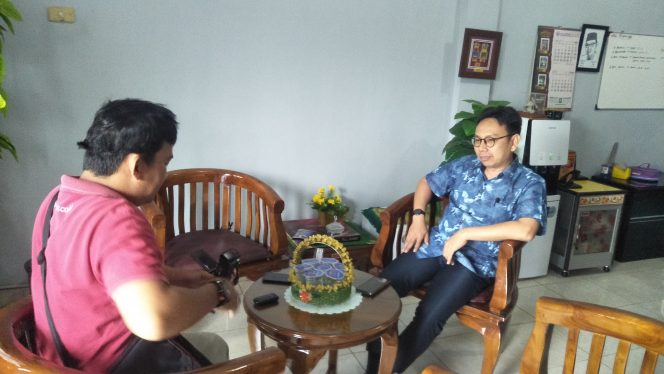 
 Caption : Suwardi S.H. M.H, Akademisi sekaligus Dekan Fakultas Hukum dan Ilmu Sosial (FHIS) Universitas Muhammadiyah Kotabumi saat diwawancarai terkait aksi mogok dokter, Senin (13/1) diruang Kerjanya. Foto Pranata Riano
