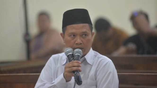 
 Foto RNN
Caption : Terdakwa suap fee proyek di Lampura Candra Safari memberikan keterangan di Pengadilan Negeri Kelas 1 A Tanjungkarang, Senin (27/1).