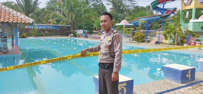 
 Foto Ferdani
Caption : Lokasi kolam renang tempat tenggelamnya pelajar SDN I Abung Jayo Kecamatan Abung Selatan, dipasangi garis polisi. Foto dibidik kemarin(19/1).
 