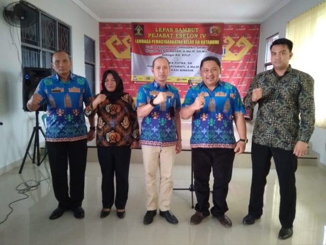 
 Foto : Ferdani  Caption : Kalapas kelas IIA Kotabumi (Tengah,Red), Tetra Destorie bersama berfose setelah acara pisah sambut KPLP dan Kasi Binadik, Sabtu(11/1).