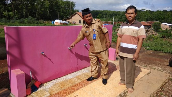 
 Foto Pranata Riano.
Caption : Lurah Kelapatujuh Suahmad saat menunjukan, salah satu sumur bor karya dari kegiatan DK, Senin (27/1).
