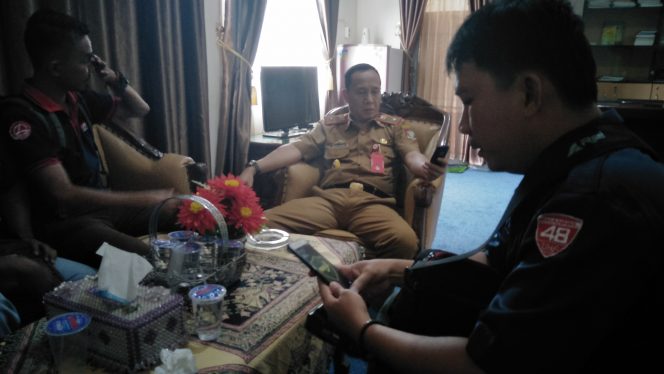 
 Caption : Mankodri, Inspektur Kabupaten Lampura saat diwawancarai terkait realisasi dana kelurahan.
 
