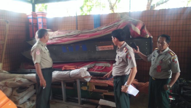 
 Foto RIA  1. Sekretaris BPBD Lampura Wakidi Suwianto didampingi Kabid Pencegahan dan Kesiap Siagaan Mirza saat menunjukkan armada untuk membantu korban bencana.  