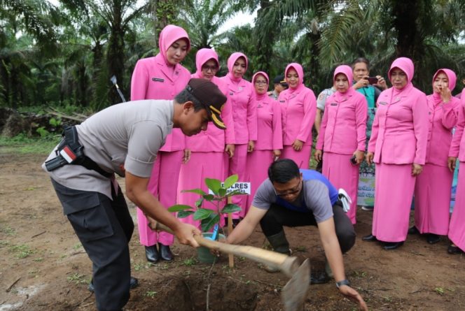 
 Foto : Humas Polres Lampura
Caption : Kapolres Lampura AKBP Budiman Sulaksono melakukan penanaman pohon  di Mako Brimob Polda Lampung Resort Lampura, Juma'at(10/1).