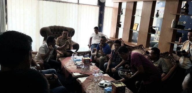 
 Foto Riduan
Caption : Pj. Sekda Lampura, Hi. Sofyan, saat menemui para rekanan yang mempertanyakan kejelasan pembayaran pekerjaan proyek tahun 2018, Selasa (28/1).
 