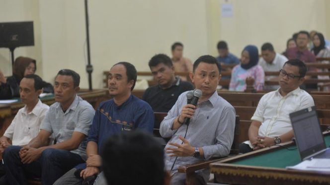 
 Foto RNN
Caption : Wanhendri mantan Kepala Dinas Perdagangan Lampung Utara, menjadi saksi pada sidang lanjutan perkara suap fee proyek di Lampung Utara dengan terdakwa Hendra Wijaya di Pengadilan Negeri(PN) Kelas 1A Tanjungkarang, Senin (27/1).