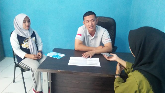 
 Foto RIA
Caption : Kadispora Lampura Ilham Akbar saat diwawancarai Awak Media, Senin (27/1)