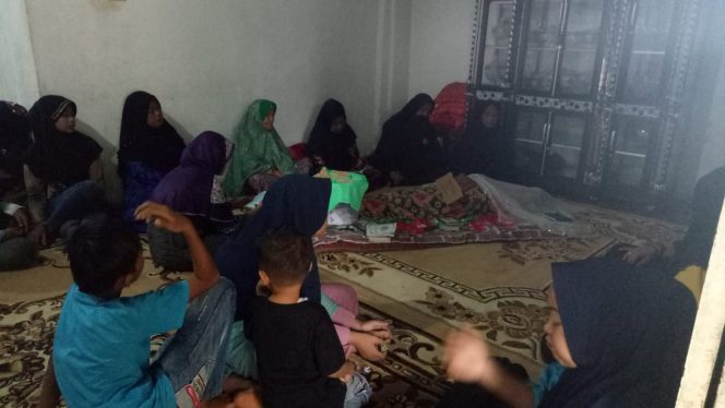 
 foto : FERDANI 
Caption : Jenazah Aulia Rahma, korban keganasan virus DBD, saat di semayamkan dirumah duka, foto dibidik Senin (3/2).