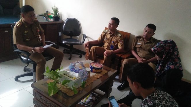 
 Foto RIA  Foto Kadisnakertrans Lampura Khairul Anwar saat diwawancarai Awak Media terkait TKW, Senin (3/2).  