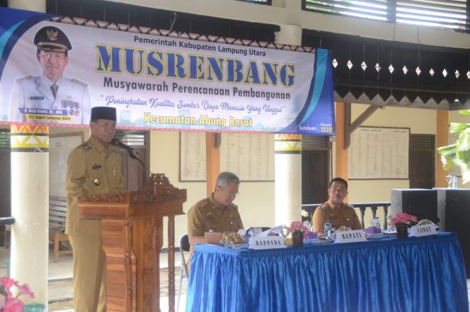 
 Foto Diskominfo Lampura  Plt. Bupati Lampura H. Budi Utomo saat memimpin Musrenbang tingkat Kecamatan di Abung Barat, Selasa (11/2)
