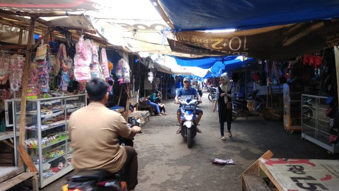 
 Caption : Sejumlah lapak para pedagang kaki lima (PKL) tampak menghiasi kawasan Pasar Pagi Kotabumi.