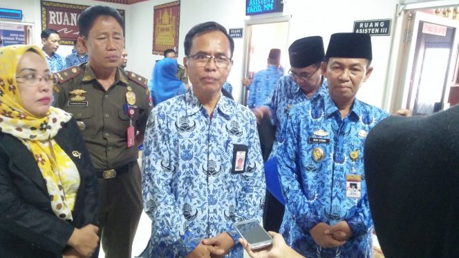 
 Caption foto : Plt. Bupati Lampura H. Budi Utomo bersama Kepala BPS Lampura Anwar saat diwawancarai Awak Media terkait sensus penduduk, Senin (17/2). Foto RIA