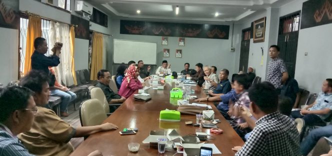 
 Caption foto : Rapat dengar pendapat Komisi III DPRD Lampung Utara bersama perwakilan PT TWBP dan perwakilan warga untuk membahas seputar tuntutan warga, Jum’at (7/2)