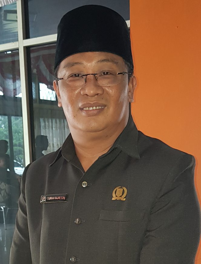 
 Caption foto : Ketua Badan Pembentukan Peraturan Daerah (Bapemperda) DPRD Lampura, Tabrani Rajab, seusai menggelar paripurna internal, Senin (17/2).