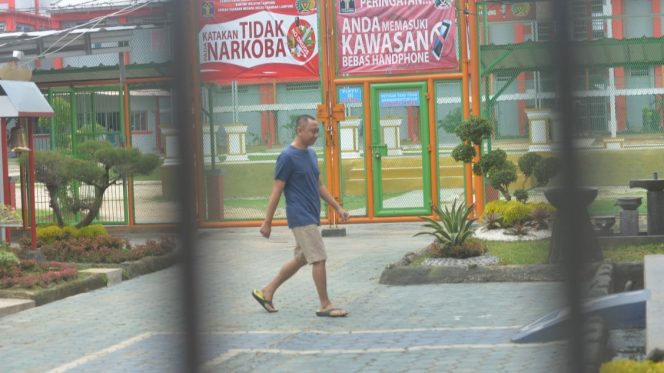 
 Caption foto : Agung Ilmu Mangkunegara tersangka suap fee proyek di Dinas PUPR dan Dinas Perdagangan Lampung Utara tampak memiliki tampilan baru, usai menjalani pemeriksaan kesehatan di rumah tahanan kelas 1 Bandarlampung, Senin (17/2).
