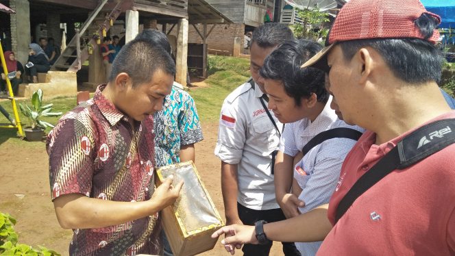 
 Caption : Anwar Rasyid, salah satu peternak lebah asal Desa Gunung Gijul, Kecamatan Abung Tengah, Lampung Utara saat tengah diwawancarai belum lama ini. Foto Pranata Riano. 
