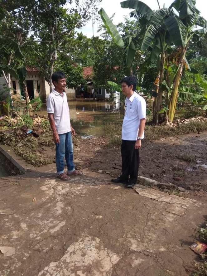 
 Foto IST
Caption : Kabid Pencegahan dan Kesiap Siagaan Bencana Mirza saat berbincang dengan warga di lokasi banjir yang sudah surut beberapa waktu lalu.
