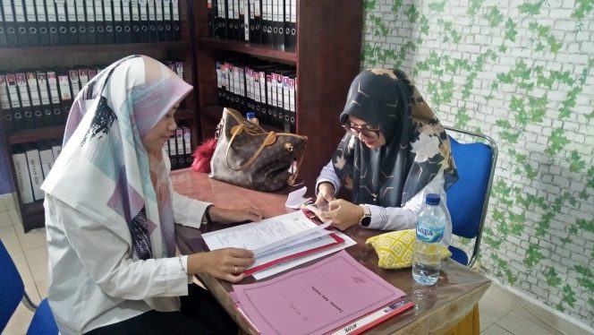 
 Caption  : Tampak dua orang staf Puskesmas Bukit Kemuning Saat tengah menunjukan data pasien DBD. Foto Pranata Riano
