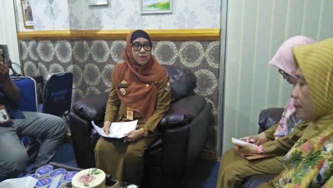 
 foto : PRANATA RIANO
Caption :	dr. Maya Metissa, Kepala Dinas Kesehatan Kabupaten Lampura saat diwawancarai soal upaya penanganan antisipasi virus corona diruang kerjanya, Senin (3/2).  