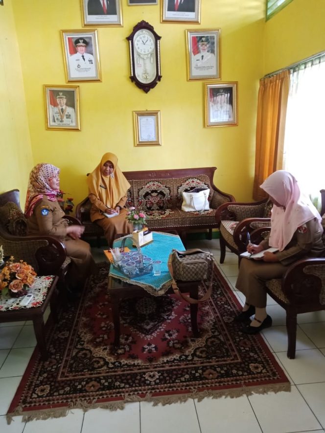 
 Foto IST  Pihak DPP dan PA saat berkunjung ke SMAN 4 kotabumi, terkait adanya aksi kekerasan terhadap anak.
