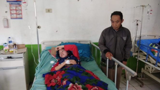 
 Caption : 
Renita (21), Salah seorang pasien DBD asal Kecamatan Abung Barat, Kabupaten Lampung Utara saat tengah menjalani perawatan di Rumah Sakit Ryacudu Kotabumi belum lama ini. Foto :  Pranata Riano 