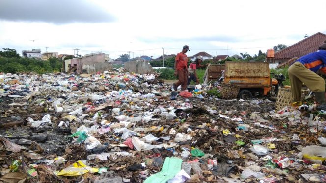 
 Caption : Hamparan sampah tampak berserakan di tempat pembuangan sementara (TPS) yang berada persis di belakang rumah jabatan Ketua DPRD Lampura. Foto Pranata Riano.  