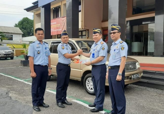 
 Foto : Documen Rutan Kelas IIB Kotabumi
Caption : Kepala Divisi Administrasi Kanwil Lampung, Asep, saat menyerahkan documen kendaraan dinas kepada Kepala Rutan Kelas IIB Kotabumi Denial Arief, Senin(3/2).