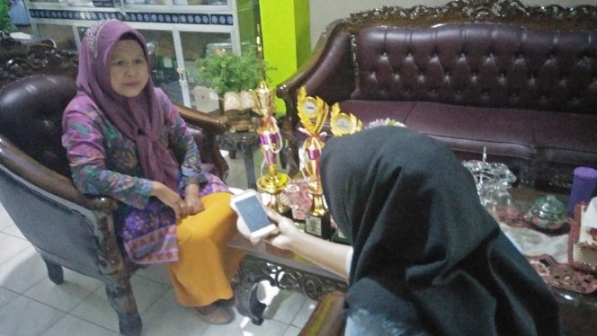 
 Foto Pranata Riano
Caption : Halimah, Wakil Kepala SMAN 1 Kotabumi Bidang Kesiswaan, saat diwawancarai Radar Kotabumi, terkait prestasi peserta didiknya dalam Dwi Lomba PMR XVI, belum lama ini.