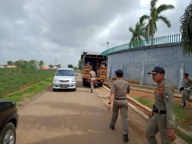 
 caption foto : Puluhan anggota Satpol-PP saat menyisir tempat-tempat yang sering dijadikan perkumpulan salah satunya di Stadion Sukung Kotabumi. Foto IST  