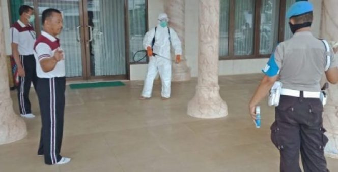 
 caption foto : Penyemprotan cairan desinfektan yang dilakukan jajaran Polres Lampura.
