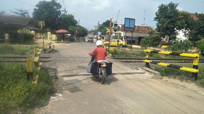 
 Caption : Salah satu perlintasan kereta api yang terletak di jalan Dahlia Kelurahan Kota Gapura, Kecamatan Kotabumi. Foto Pranata Riano 
