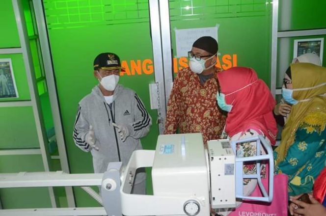 
 Caption : Plt. Bupati Lampung Utara Hi. Budi Utomo didampingi Kadiskes Maya Metissa saat mengecek kesiapan RSUD Ryacudu Kotabumi beberapa waktu lalu. Foto Pranata Riano.
