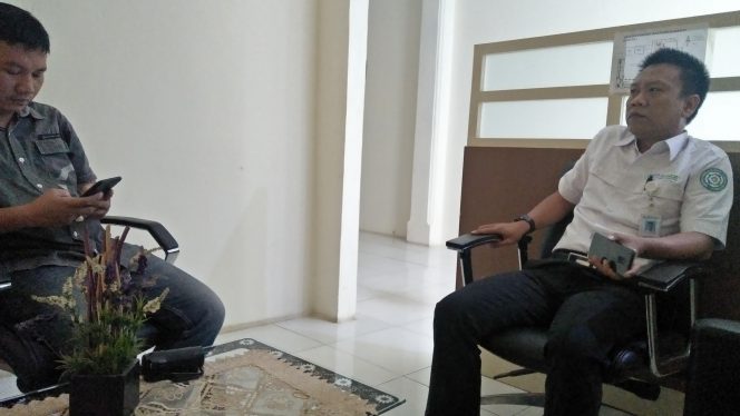 
 Caption : Dodi Sumardi, Kabid SDM Umum dan Informasi BPJS cabang Kotabumi, saat diwawancarai beberapa waktu lalu. Foto Pranata Riano.