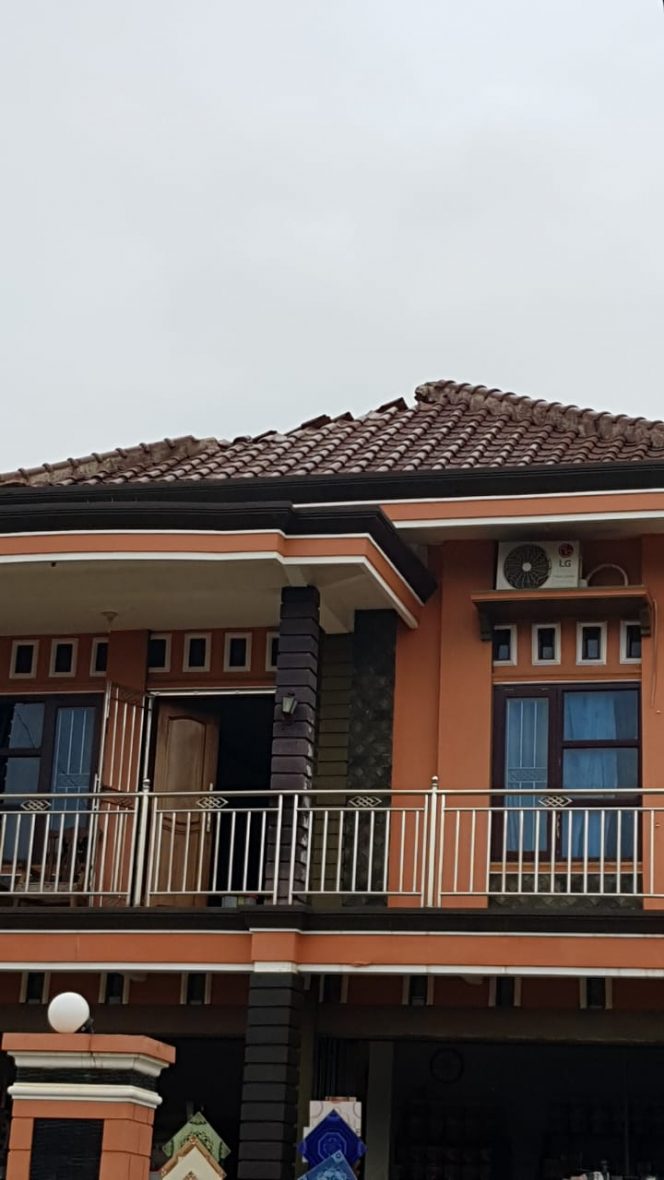 
 Satu Rumah Tersambar Petir, di Dusun Dorowati