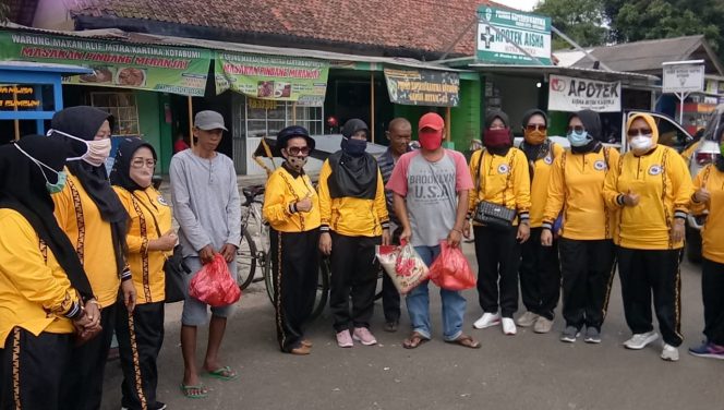 
 IKAD Lampura Bagikan Paket Sembako