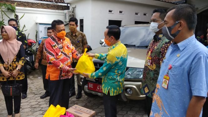
 Peduli Covid-19, Inspektorat Lampura Bagikan Paket Sembako
