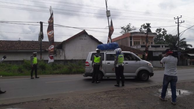 
 Antisipasi Covid-19, Polisi Paksa Putar Balik Kendaraan Pemudik
