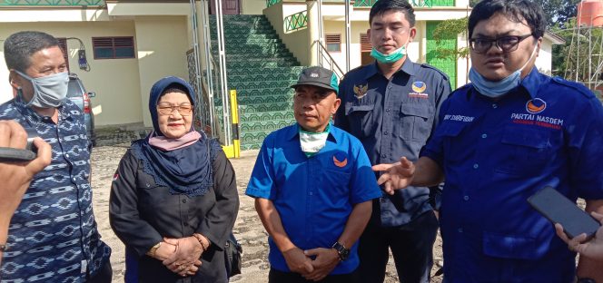 
 caption foto : Heri Syaripudin, Ketua fraksi Partai Nasdem DPRD Lampura bersama anggota fraksinya memberikan penjelasan terkait kegiatan sosial penyemprotan disinsfektan yang dilakukan.
