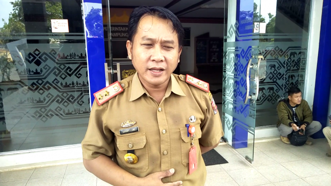 
 Caption : Sanny Lumi, kepala sekretariat posko terpadu Covid-19 saat diwawancarai Radar Kotabumi beberapa waktu lalu. Foto Pranata Riano.