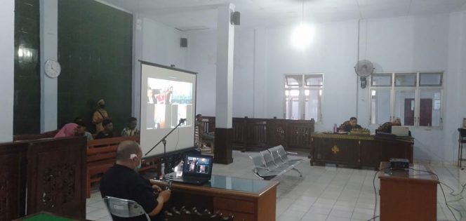 
 caption foto : Suasana sidang dengan sistem teleconference yang dilakukan PN Kotabumi, Rabu (1/4)
