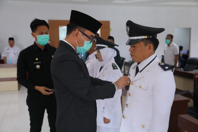 
 caption foto : Bupati Way Kanan Hi. Raden Adipati Surya SH MM saat melakukan pelantikan  kepada empat pejabat kepala kampung di lingkup pemerintah Way kanan, Rabu (1/4)
