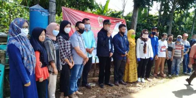 
 caption foto : Kunjungan yang dilakukan Ketua DPD PAN Lampura beserta anggota DPRD Lampura dari fraksi PAN ke posko covid 19 desa Sidokayo 
