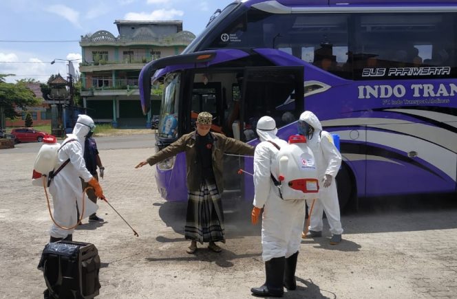 
 caption foto : Pendatang yang baru tiba di Lampura diperiksa dan dilakukan penyemprotan disinfektan.