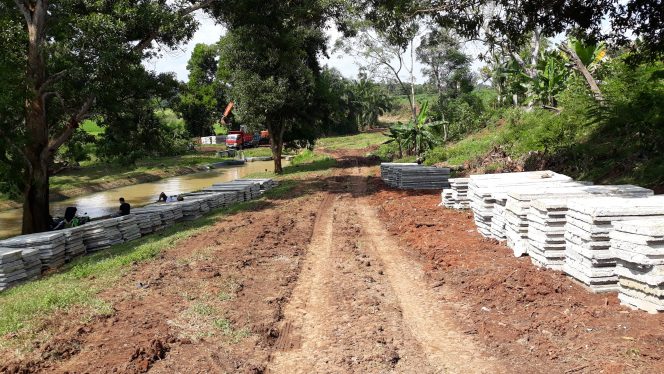 
 caption foto : Aktifitas alat berat dan sejumlah perkerja tengah melakukan perkerjaan menurunkan material di lokasi tempat proyek irigasi tersebut. Foto Fahrozy Irsan Toni  